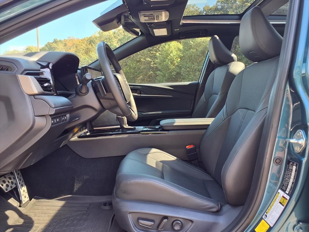 2025 Toyota Camry Hybrid XSE photo 2