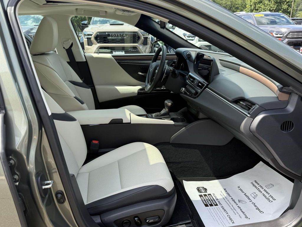 Used 2025 Lexus ES 350 Sedan