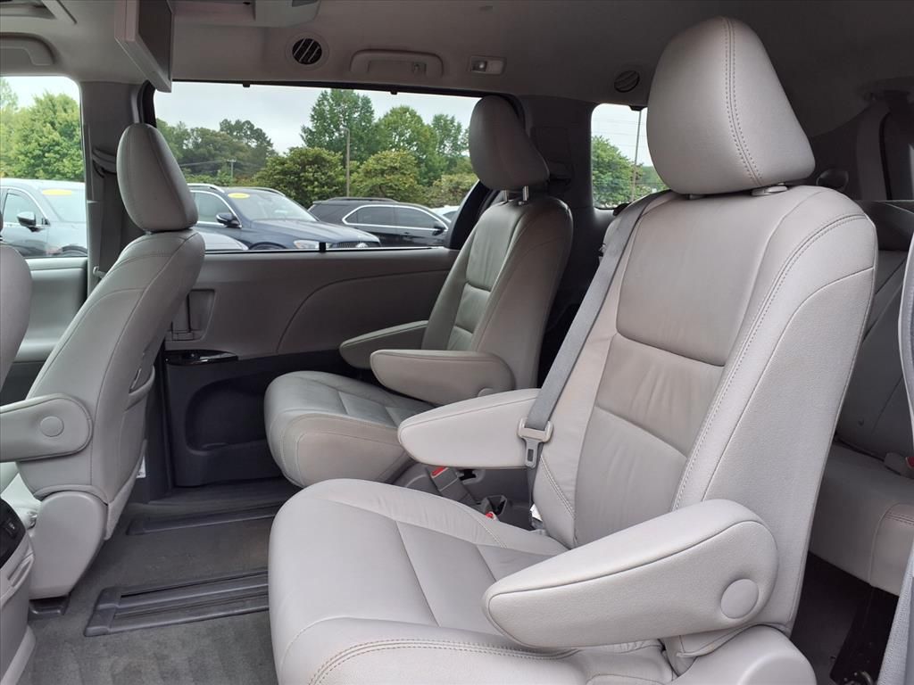 2016 Toyota Sienna XLE Premium photo 5