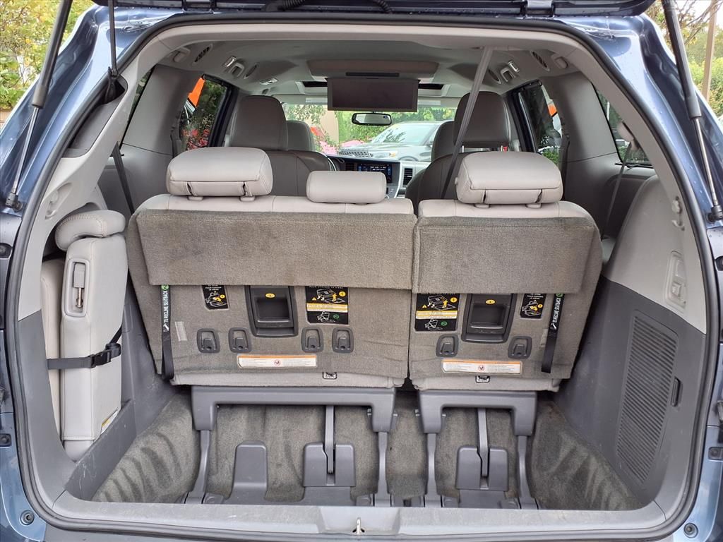 2016 Toyota Sienna XLE Premium photo 8