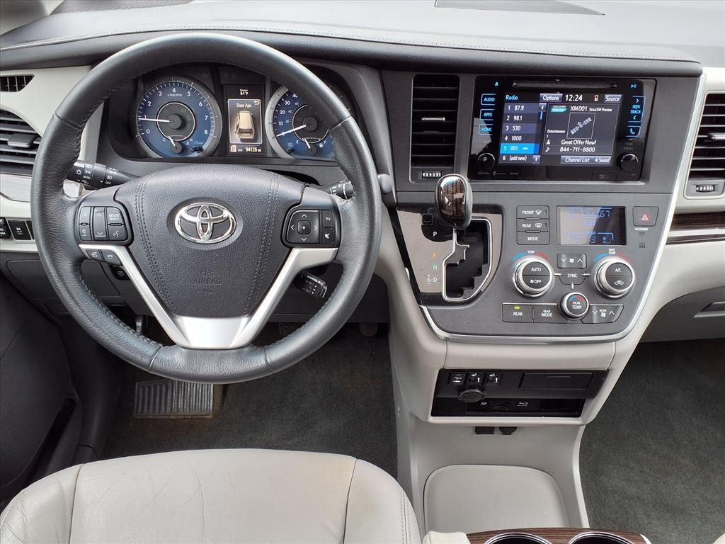 2016 Toyota Sienna XLE Premium photo 11