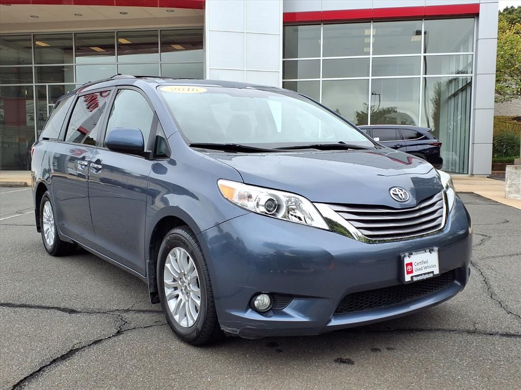 2016 Toyota Sienna XLE Premium photo 10