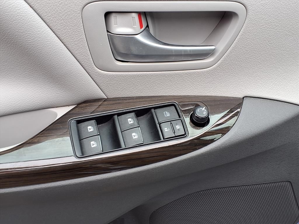 2016 Toyota Sienna XLE Premium photo 4