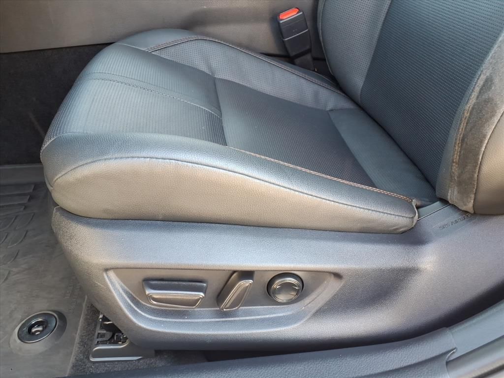 2025 Toyota Camry Hybrid XLE photo 3