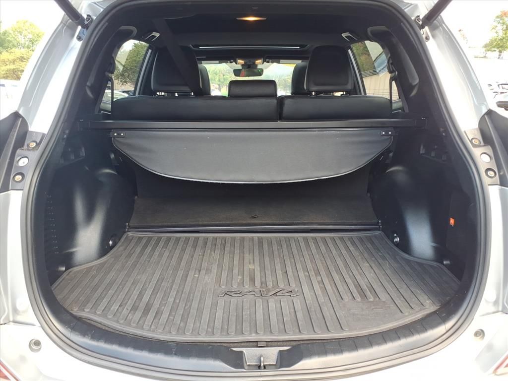 2018 Toyota RAV4 SE photo 3