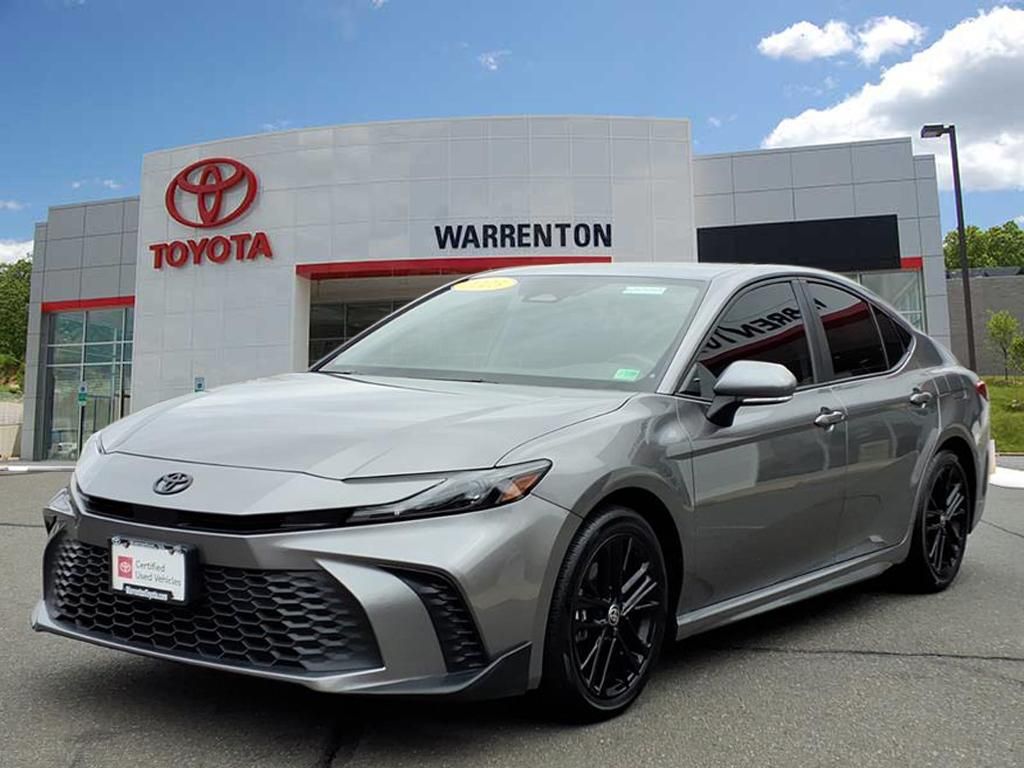 2025 Toyota Camry SE's photo