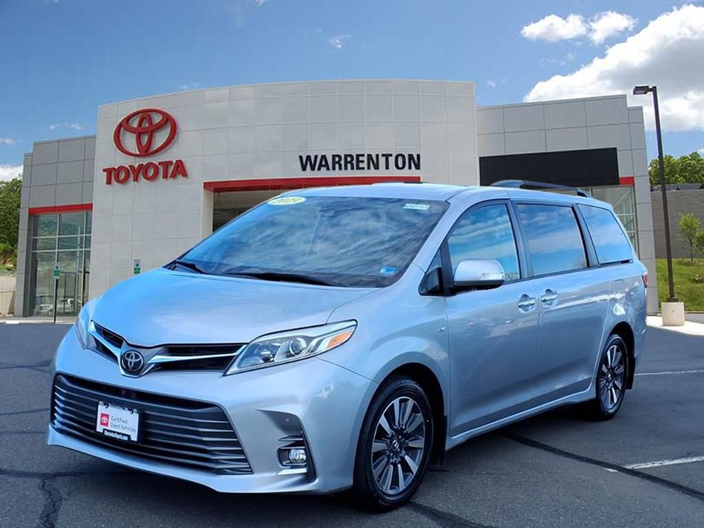 2019 Toyota Sienna Limited's photo
