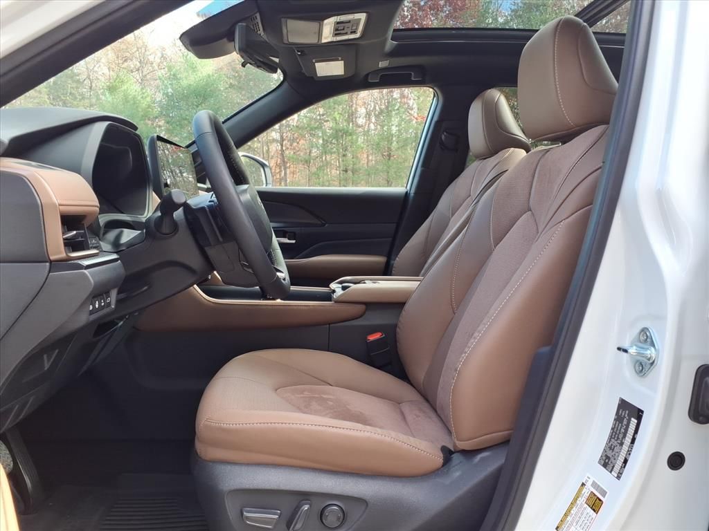 2025 Toyota Highlander Hybrid Platinum photo 2
