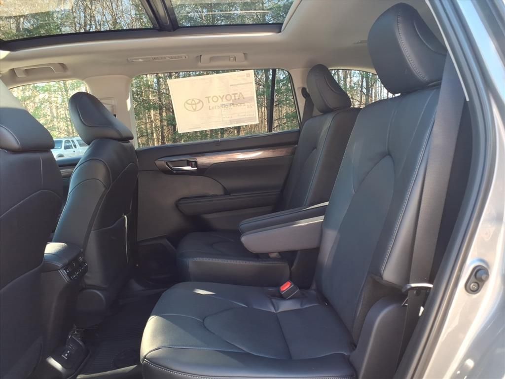 2026 Toyota Highlander XLE XSE Platinum Limited photo 4