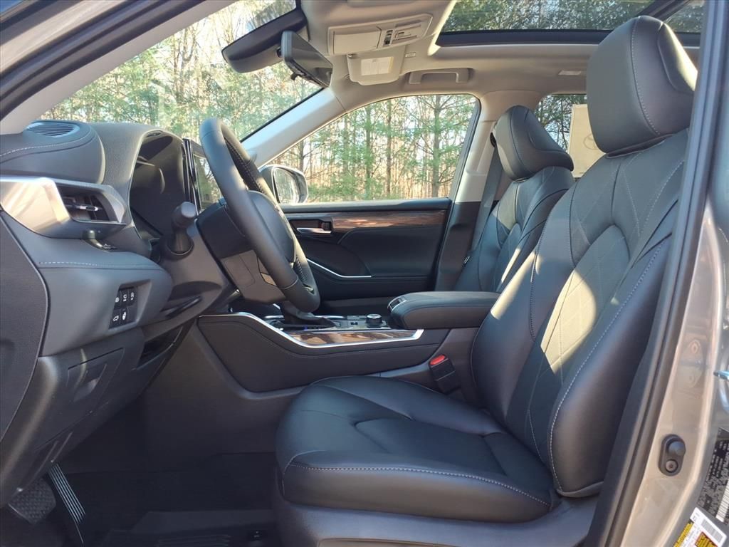 2026 Toyota Highlander XLE XSE Platinum Limited photo 2