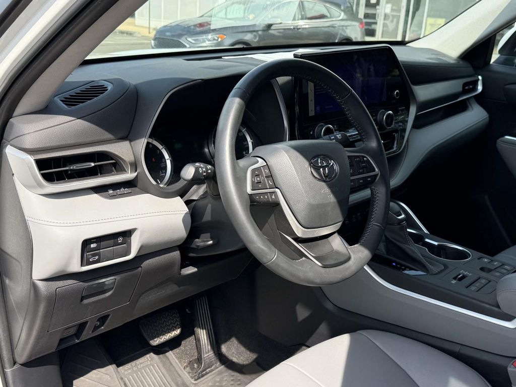 Used 2023 Toyota Highlander SUV