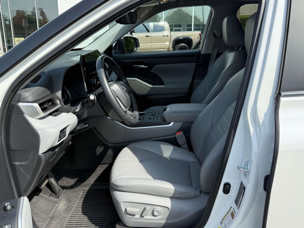 Used 2023 Toyota Highlander SUV