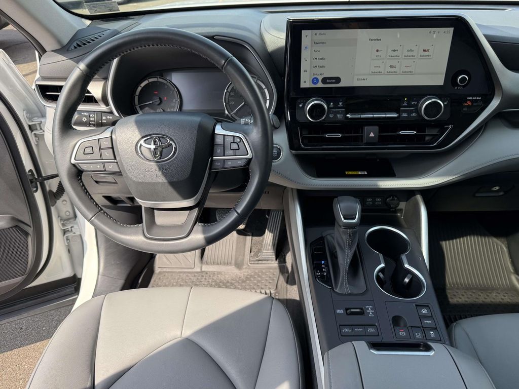 Used 2023 Toyota Highlander SUV
