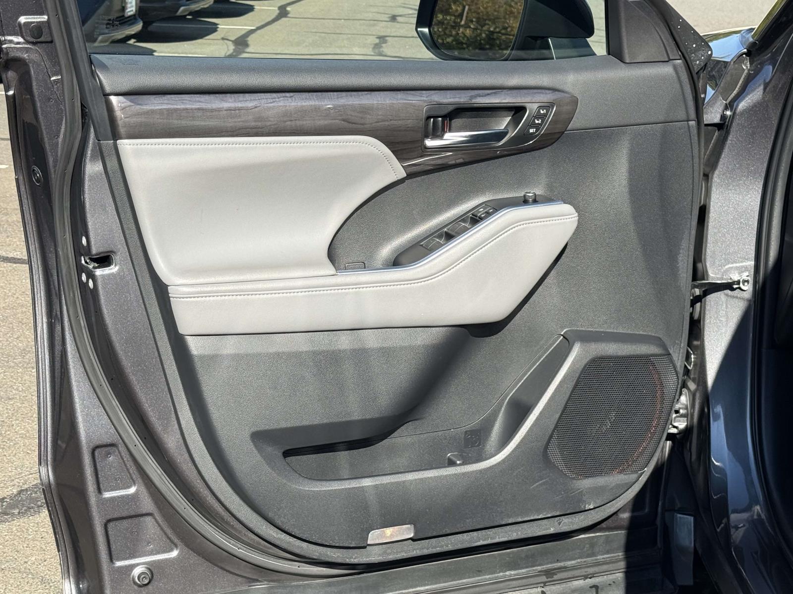 Used 2022 Toyota Highlander Hybrid SUV