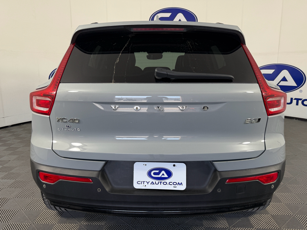 2024 Volvo XC40 Plus photo 2