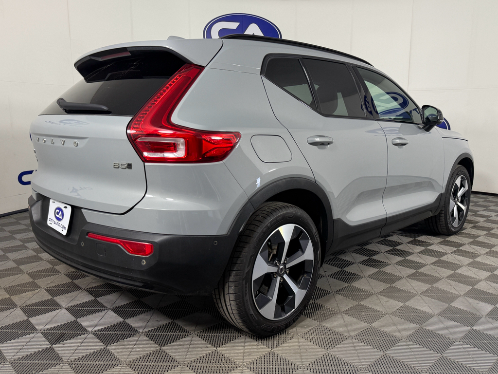 2024 Volvo XC40 Plus photo 3