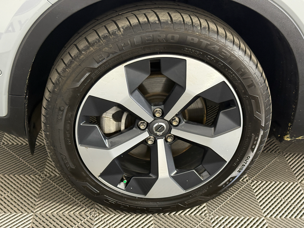 2024 Volvo XC40 Plus photo 4