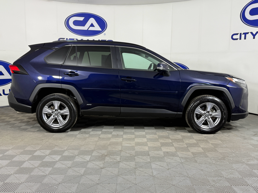 2022 Toyota RAV4 Hybrid XLE photo 3