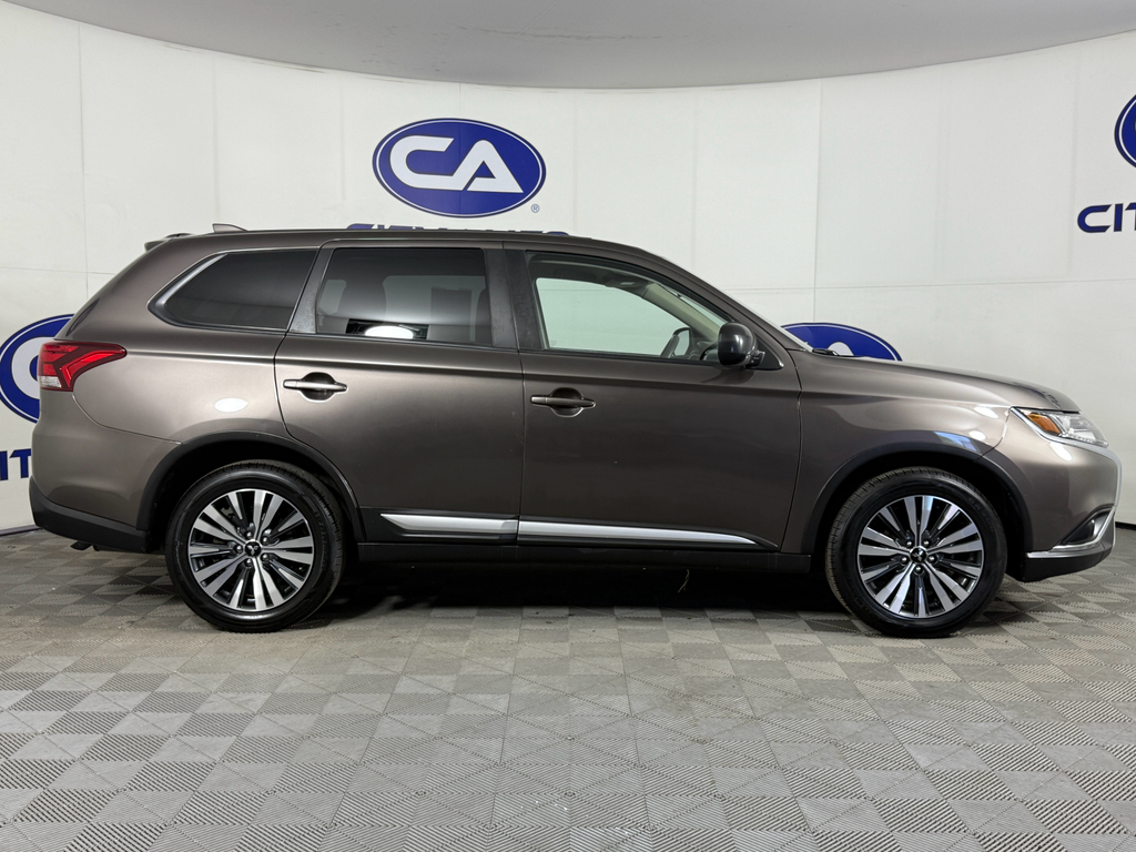2020 Mitsubishi Outlander ES photo 3