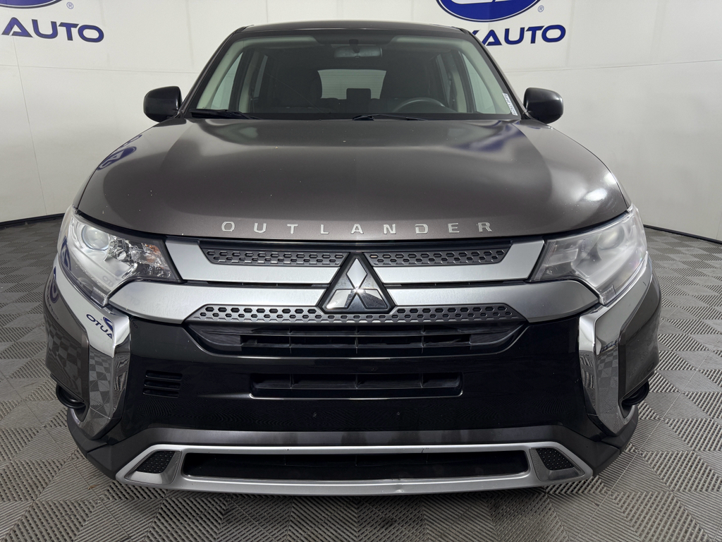 2020 Mitsubishi Outlander ES photo 2