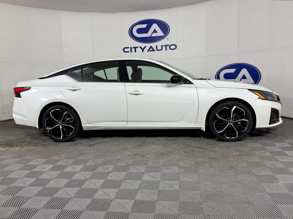 2024 Nissan Altima 2.5 SR photo 3