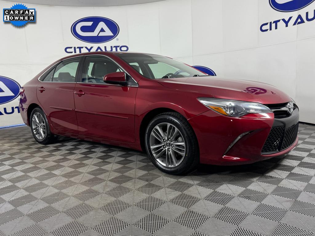 2015 Toyota Camry SE's photo