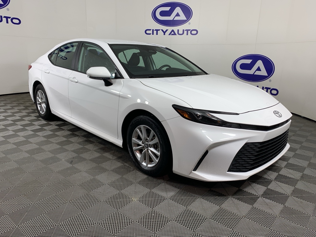 2025 Toyota Camry LE's photo