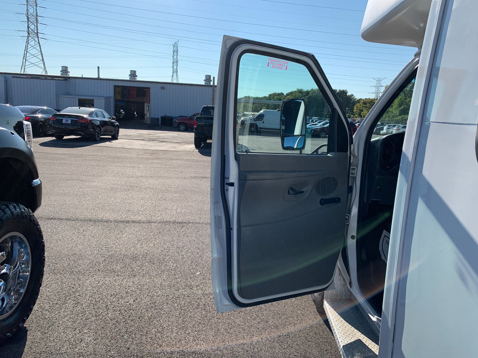 Vehicle photo 12