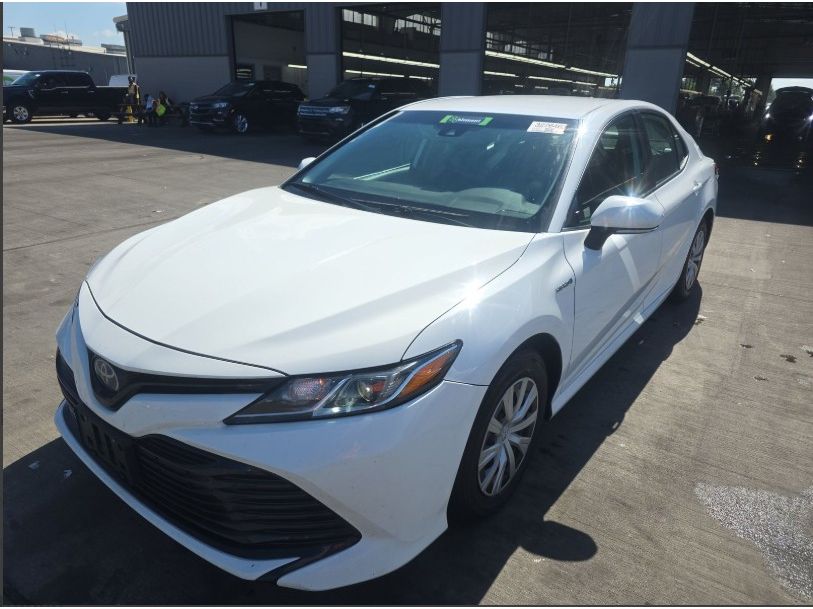 2020 Toyota Camry LE's photo