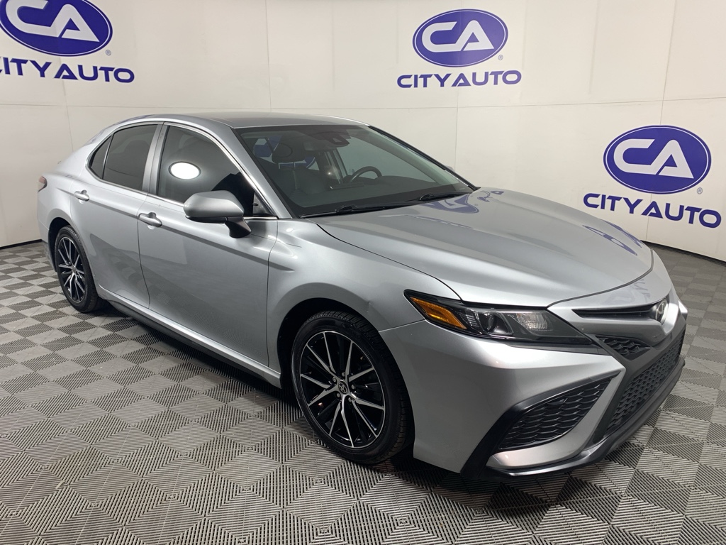 2021 Toyota Camry SE's photo