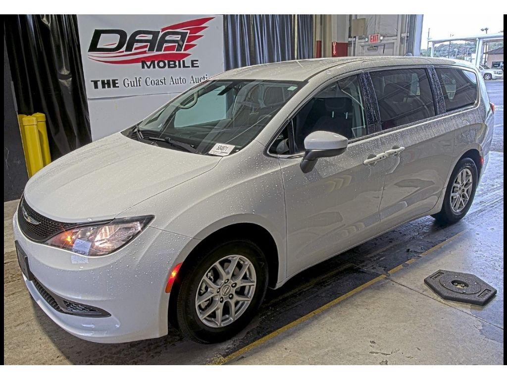 Used 2022 Chrysler Voyager LX's photo