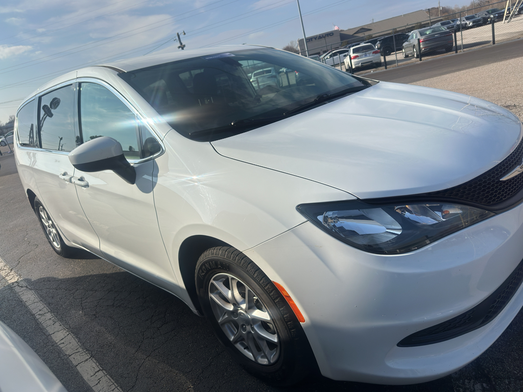 Used 2022 Chrysler Voyager LX's photo