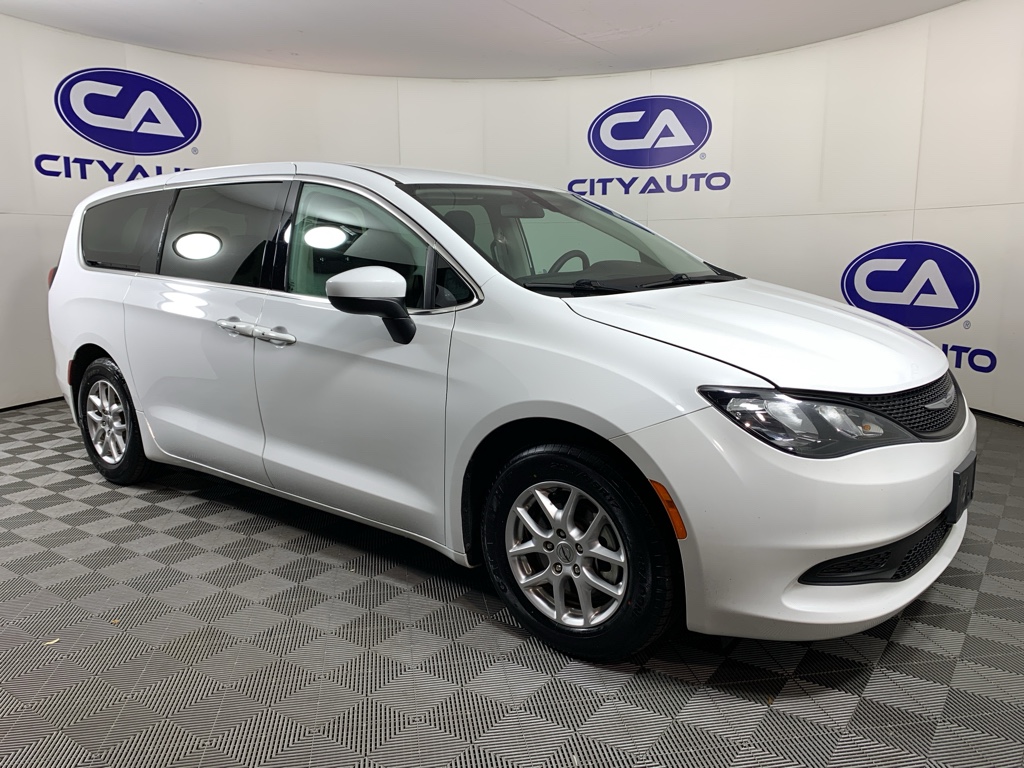 Used 2022 Chrysler Voyager LX's photo
