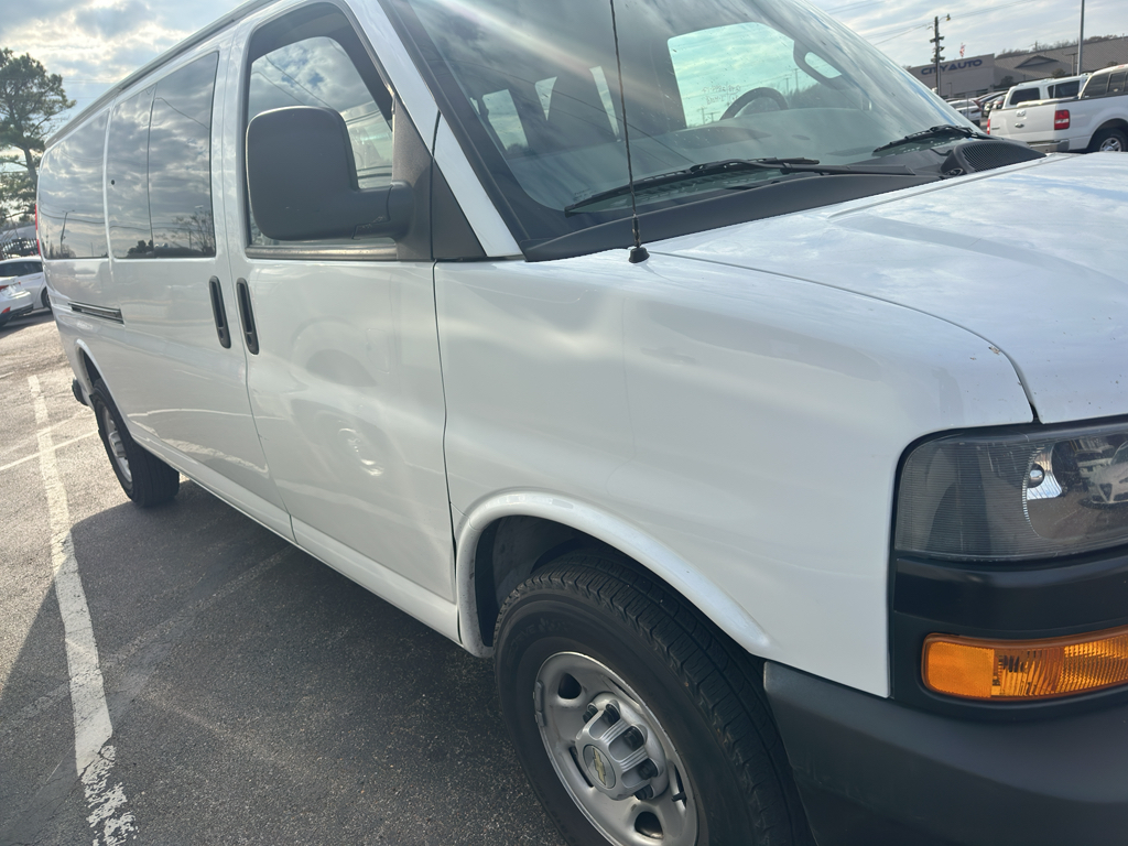 2023 Chevrolet Express Passenger LS's photo