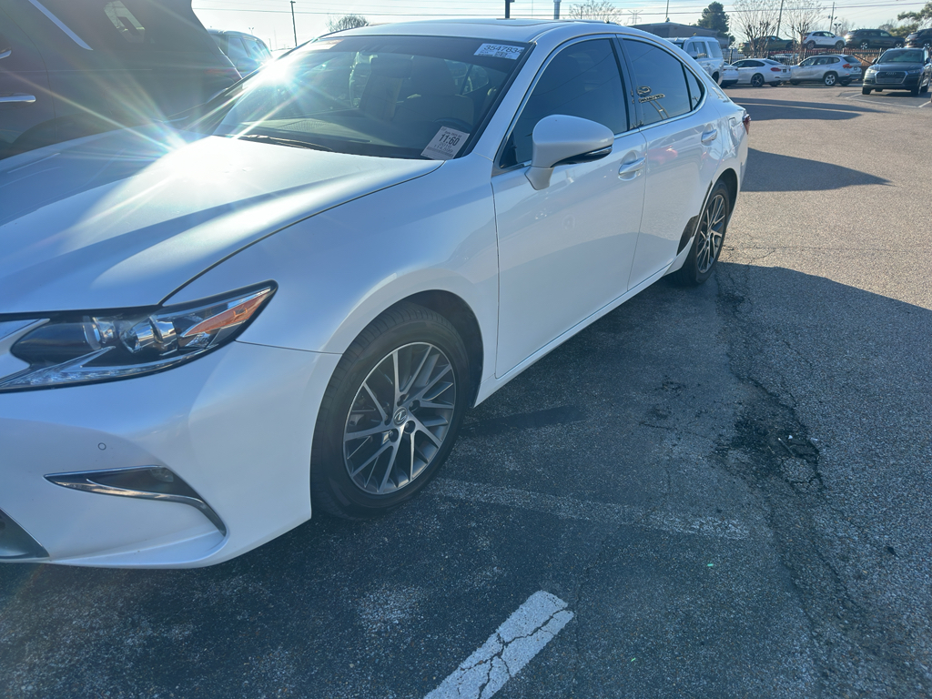 2016 Lexus ES 350's photo