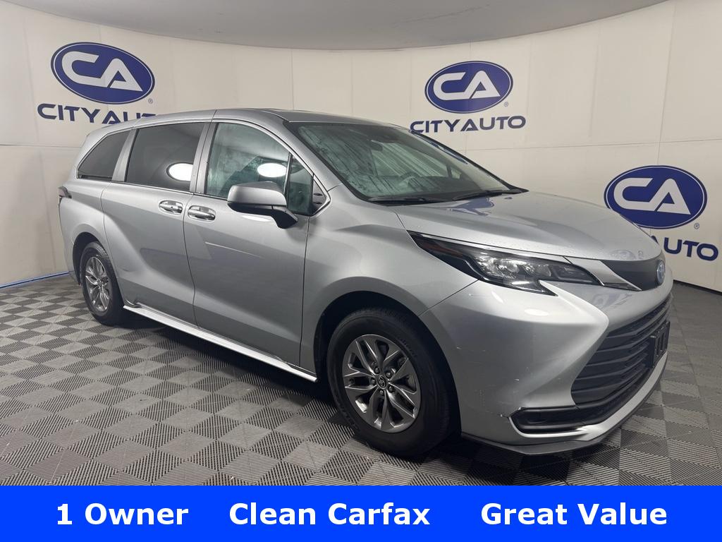 2024 Toyota Sienna LE's photo