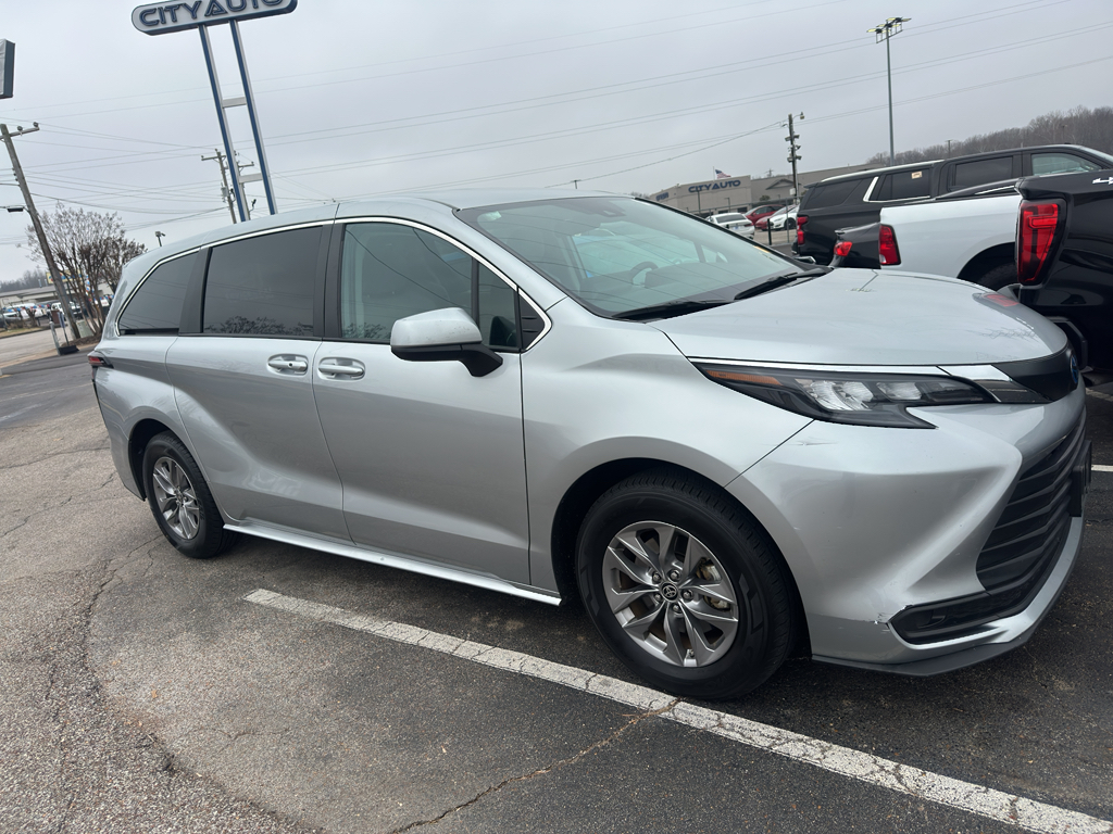 2024 Toyota Sienna LE's photo