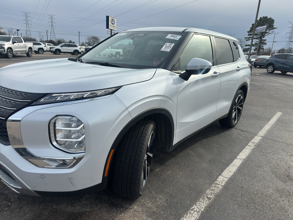 2024 Mitsubishi Outlander SE's photo