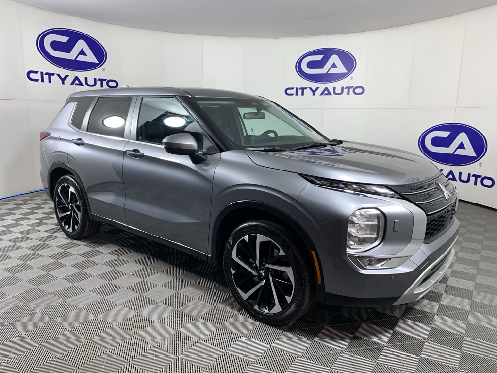 2024 Mitsubishi Outlander SE's photo