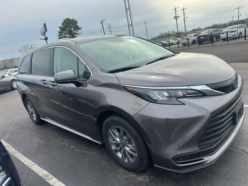 2024 Toyota Sienna LE's photo