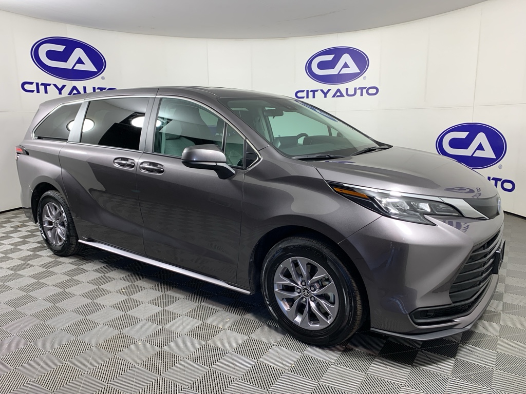 2024 Toyota Sienna LE's photo