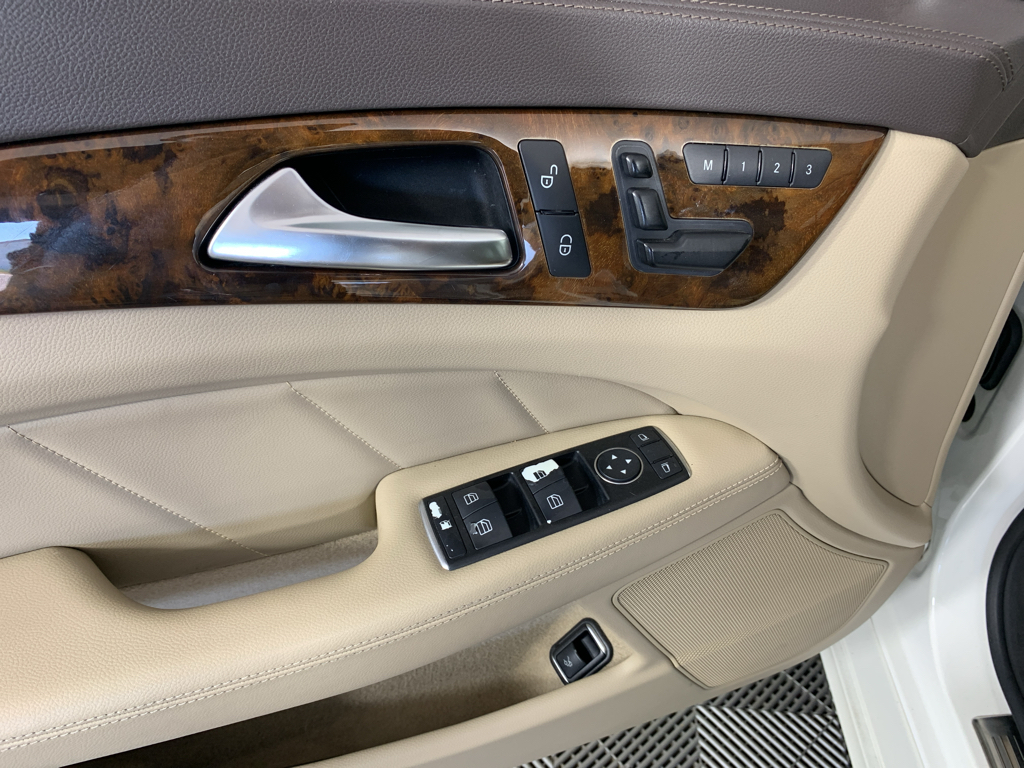 Vehicle photo 14