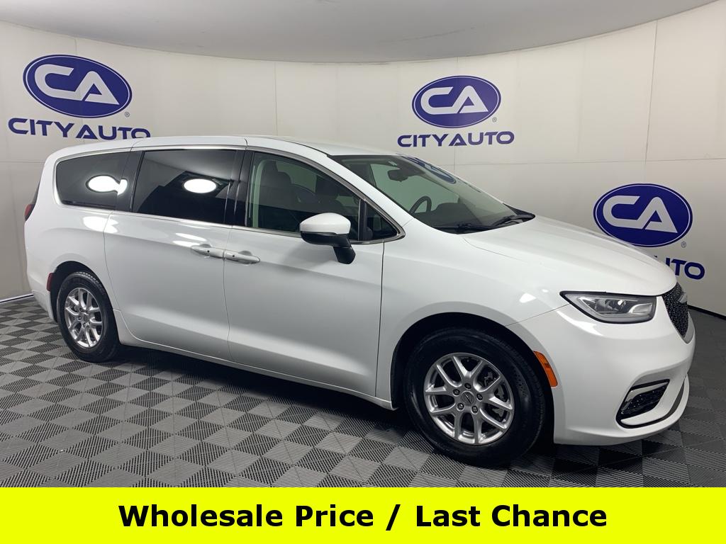 2023 Chrysler Pacifica Touring L's photo