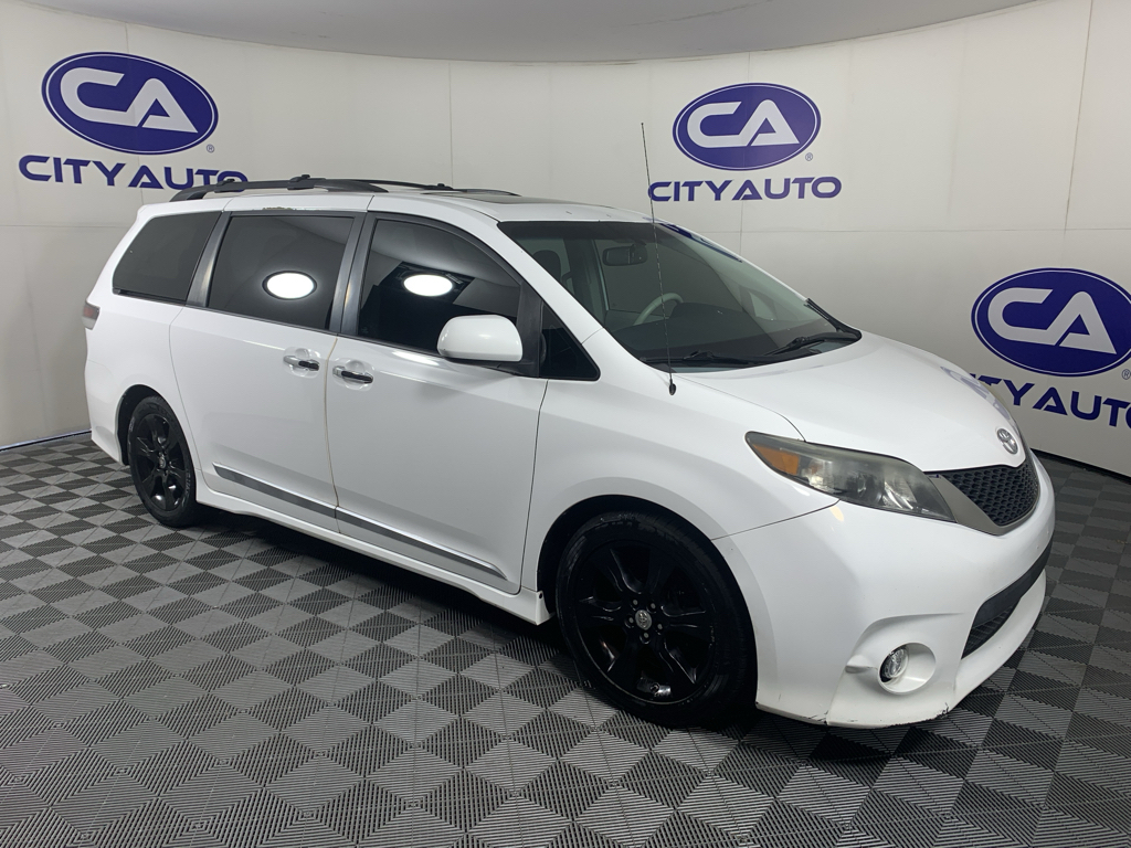 2013 Toyota Sienna SE V6 8-Passenger's photo