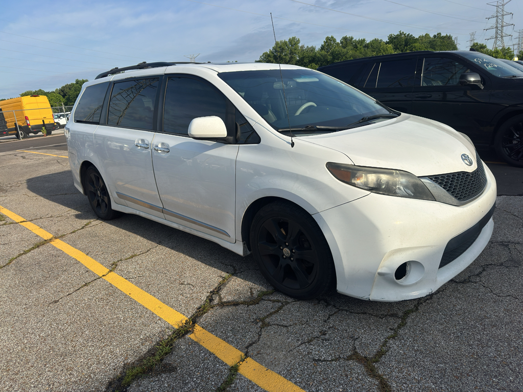 2013 Toyota Sienna SE V6 8-Passenger's photo