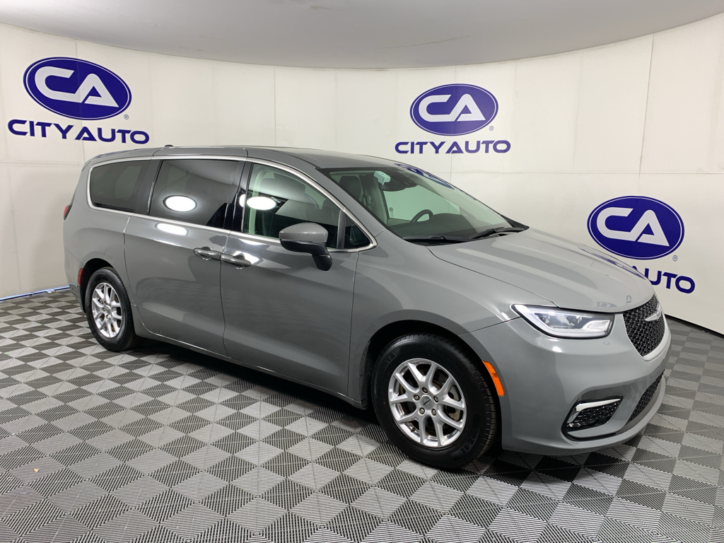 2023 Chrysler Pacifica Touring L's photo