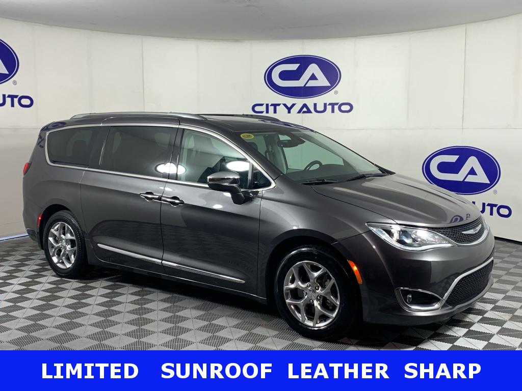 2019 Chrysler Pacifica Limited's photo