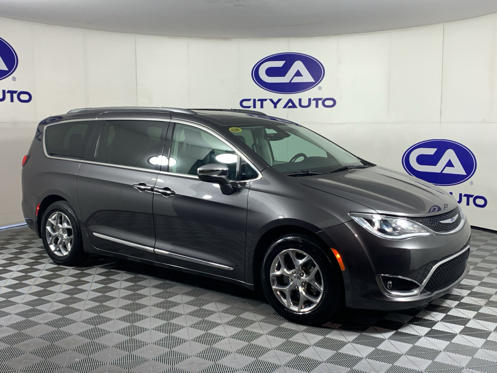 2019 Chrysler Pacifica Limited's photo