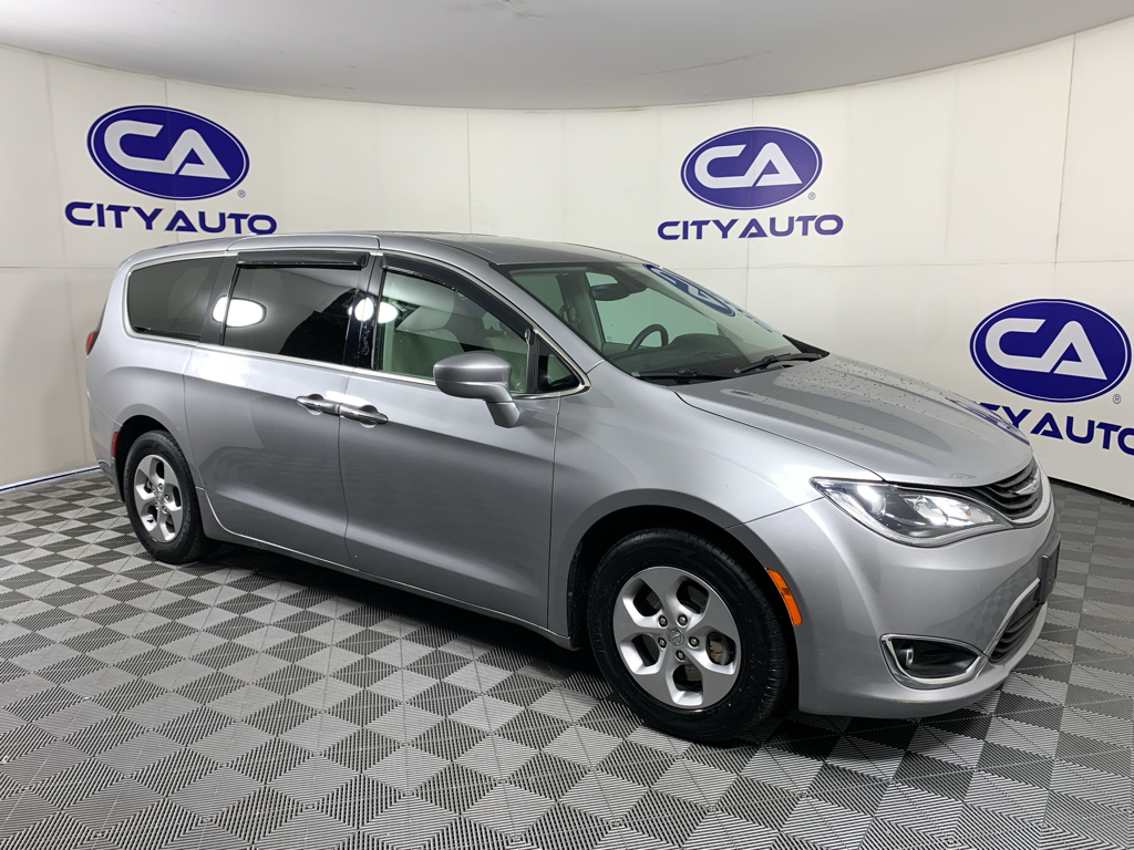 2018 Chrysler Pacifica Hybrid Touring Plus's photo