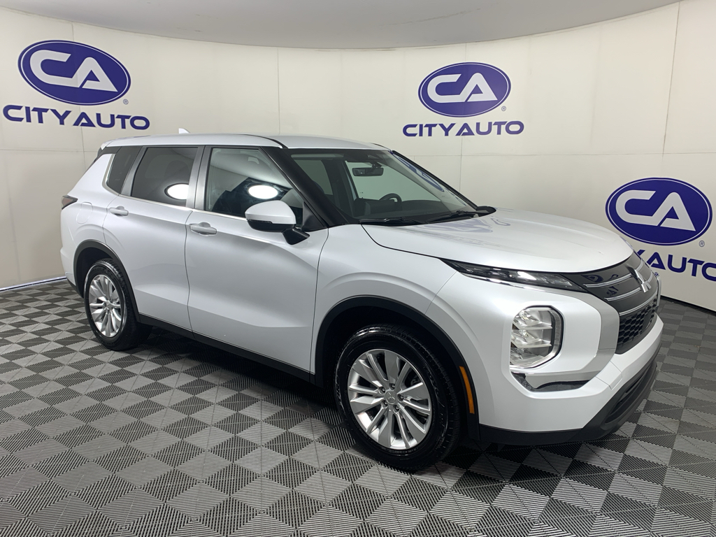 2025 Mitsubishi Outlander ES 2WD's photo